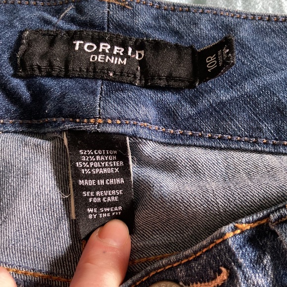 Torrid medium wash stretch denim low-mid rise skinny - Picture 2 of 6